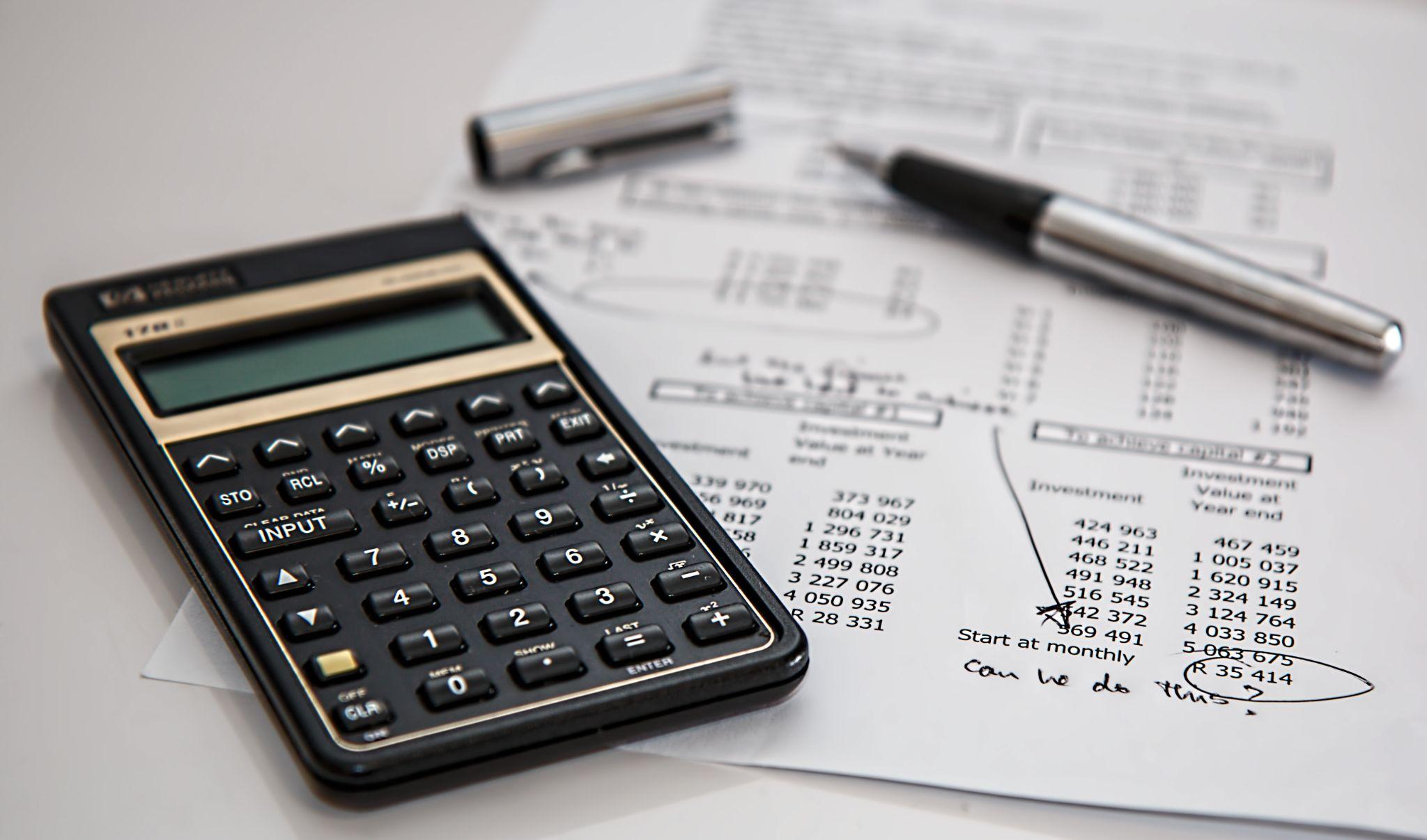 Calculatrice posée sur un tableau de valeurs d’investissement