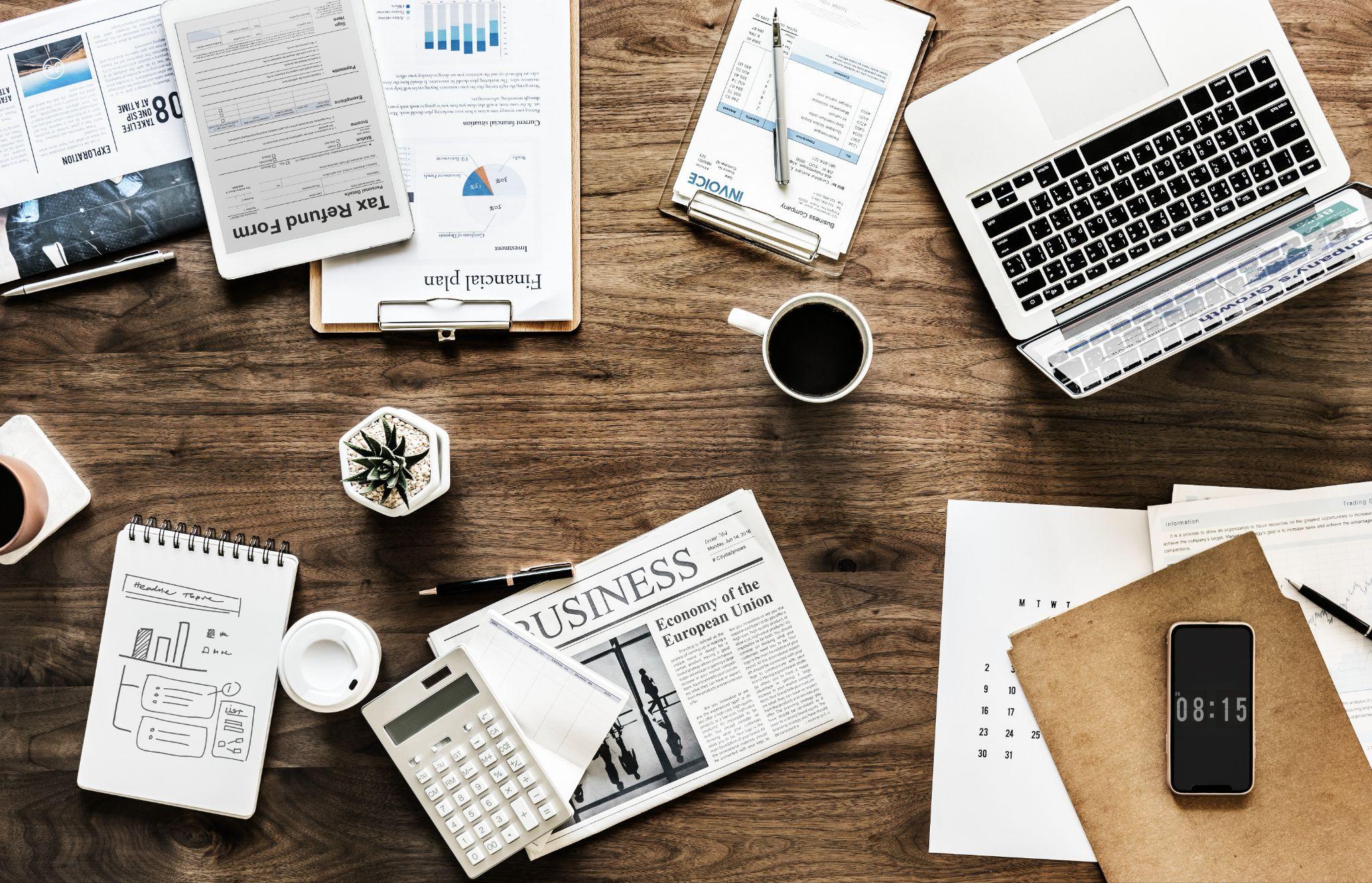 Documents financiers, plan d’investissement et calculatrice sur un bureau