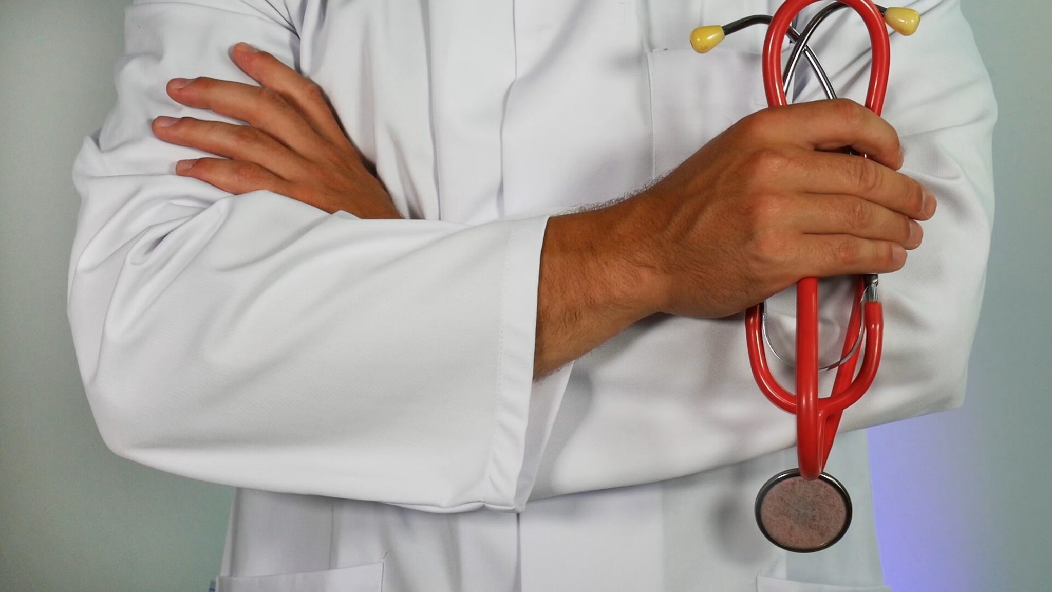 Professionnel de santé tenant un stéthoscope