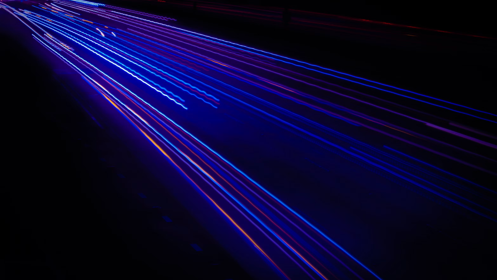 Faisceaux lumineux colorés évoquant des rayons laser