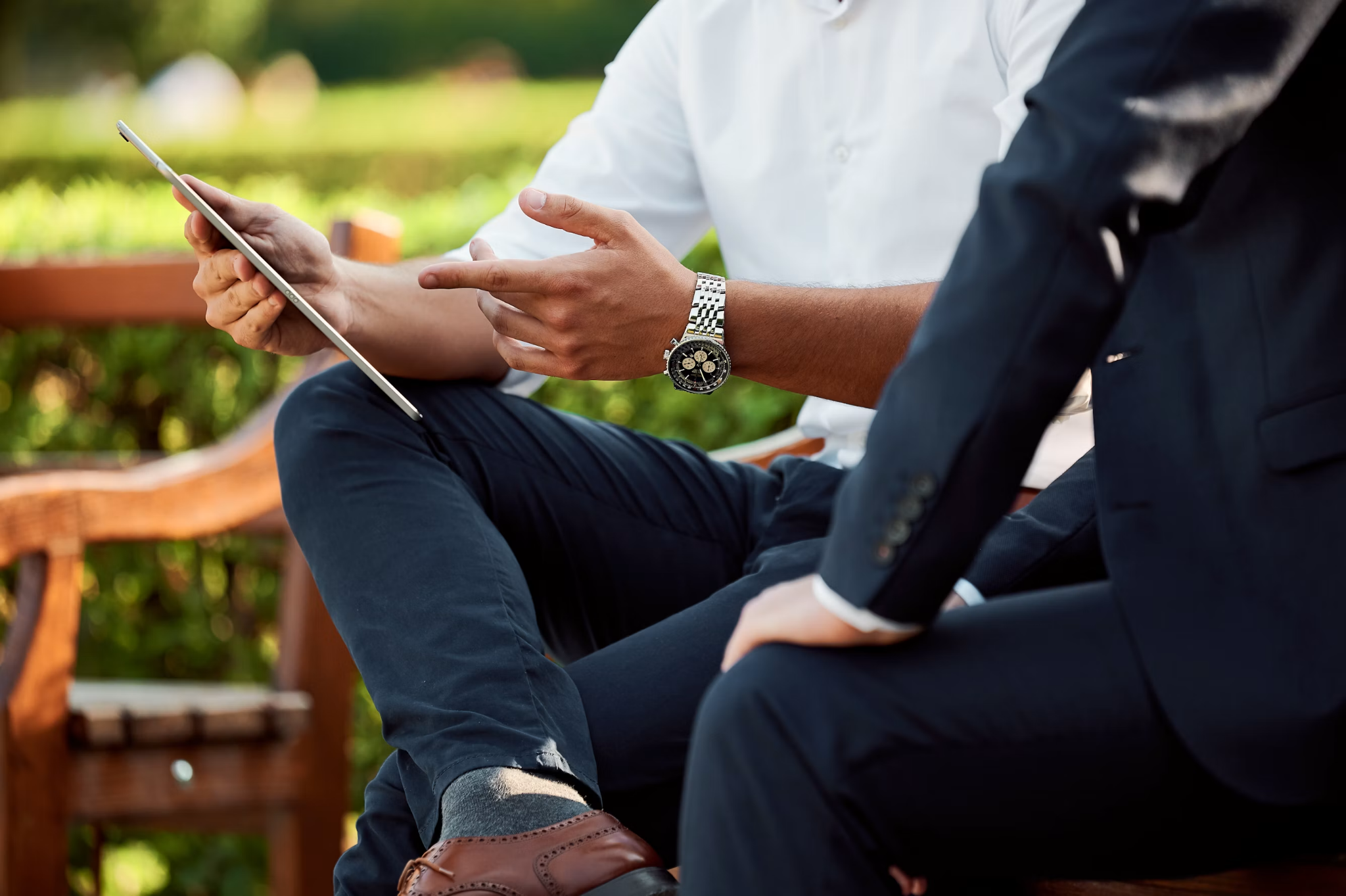 Deux professionnels échangeant autour d'une tablette